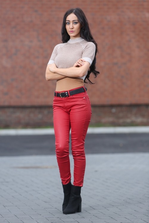 Cô giáo tiểu học bị đuổi việc sau 1 tuần vì...quá gợi cảm ảnh 1