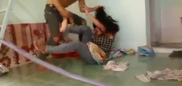 Phẫn nộ cảnh người chồng đấm đá, dùng roi điện đánh đập vợ dã man ảnh 2