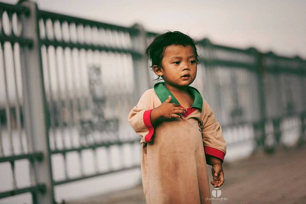 Chạnh lòng trước hình ảnh 2 cậu bé có 2 mảnh đời đối lập ảnh 3