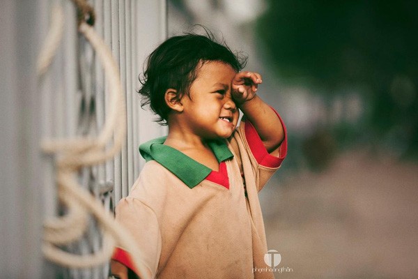 Chạnh lòng trước hình ảnh 2 cậu bé có 2 mảnh đời đối lập ảnh 4