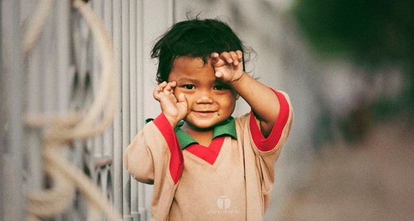 Chạnh lòng trước hình ảnh 2 cậu bé có 2 mảnh đời đối lập ảnh 5