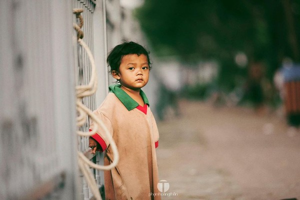 Chạnh lòng trước hình ảnh 2 cậu bé có 2 mảnh đời đối lập ảnh 6