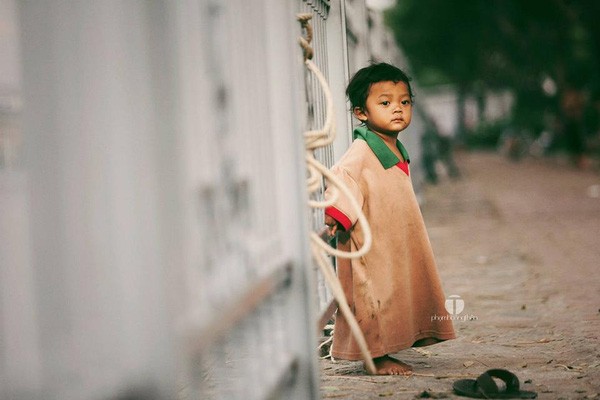 Chạnh lòng trước hình ảnh 2 cậu bé có 2 mảnh đời đối lập ảnh 8