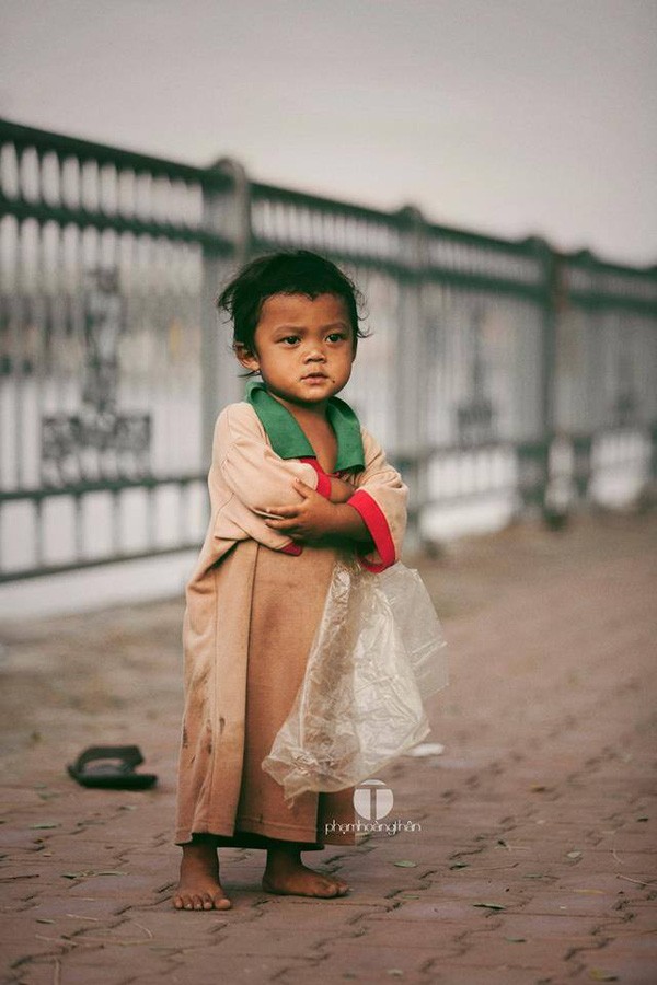 Chạnh lòng trước hình ảnh 2 cậu bé có 2 mảnh đời đối lập ảnh 11