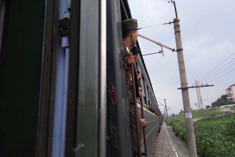 Triều Tiên qua những bức ảnh ‘chụp lén’ bằng điện thoại ảnh 24