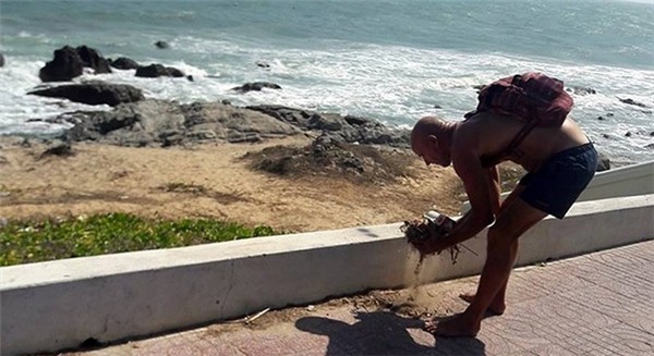 Sự 'khùng' của vị khách Tây ở Phan Thiết khiến nhiều người xấu hổ ảnh 1