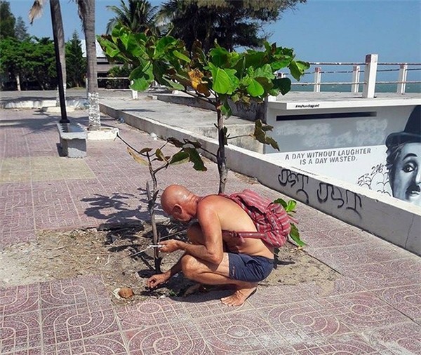 Sự 'khùng' của vị khách Tây ở Phan Thiết khiến nhiều người xấu hổ ảnh 2