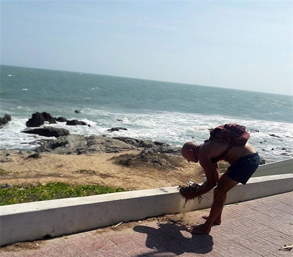 Sự 'khùng' của vị khách Tây ở Phan Thiết khiến nhiều người xấu hổ ảnh 3