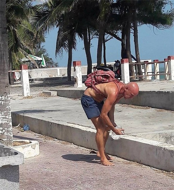Sự 'khùng' của vị khách Tây ở Phan Thiết khiến nhiều người xấu hổ ảnh 4