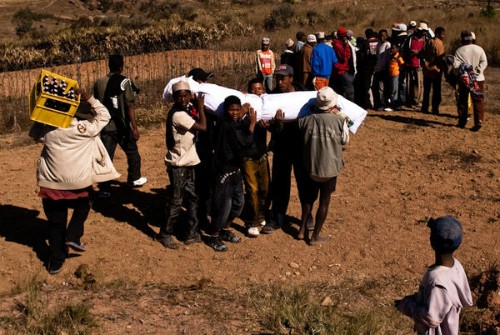 'Sởn da gà' tục nhảy múa cùng người chết ảnh 3