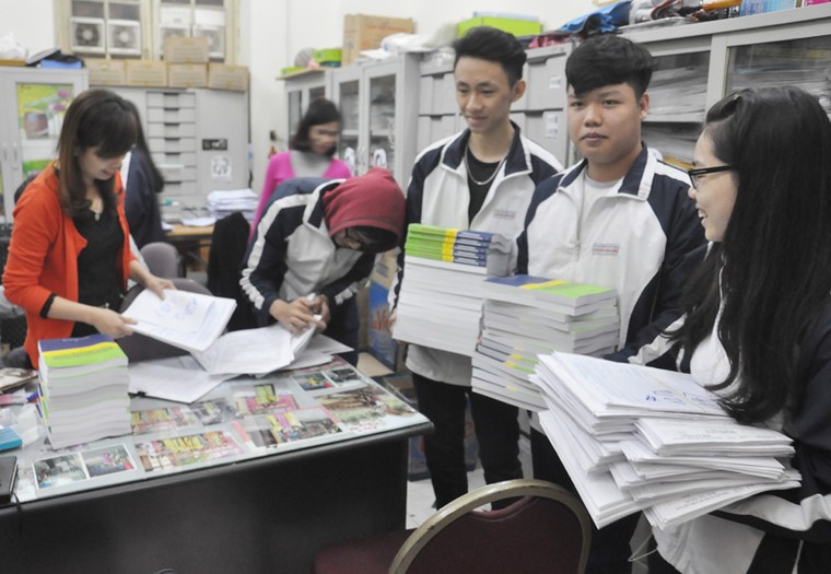 Ngày đầu có HS mua 10 bộ hồ sơ thi THPT quốc gia ảnh 1