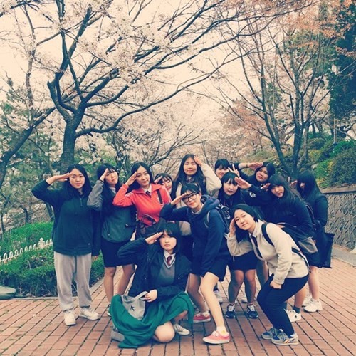 Rộ trào lưu chụp ảnh tạo dáng giống ‘Hậu duệ mặt trời’ ảnh 4