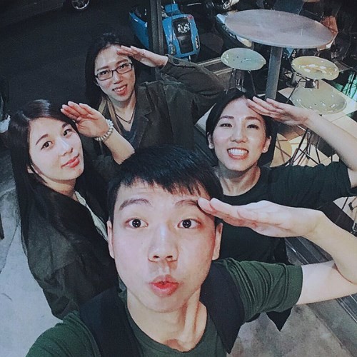 Rộ trào lưu chụp ảnh tạo dáng giống ‘Hậu duệ mặt trời’ ảnh 5