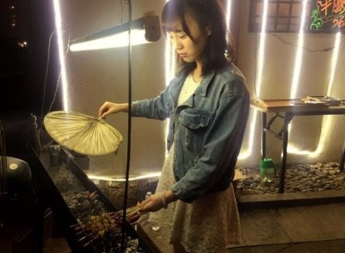 Hot girl bán thịt xiên sở hữu vẻ đẹp trong sáng như 'nữ thần' ảnh 2