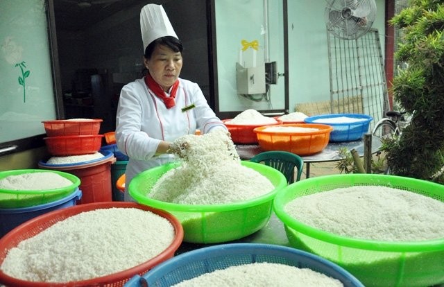 Cận cảnh màn gói chiếc bánh chưng “khủng” dâng Quốc Tổ ảnh 2