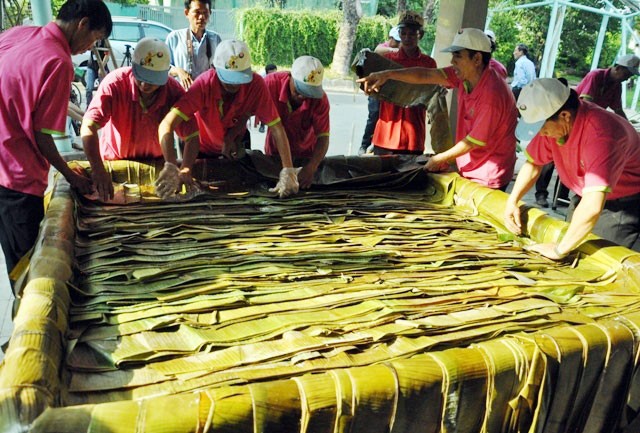 Cận cảnh màn gói chiếc bánh chưng “khủng” dâng Quốc Tổ ảnh 9