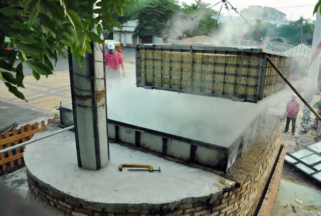 Cận cảnh màn gói chiếc bánh chưng “khủng” dâng Quốc Tổ ảnh 10