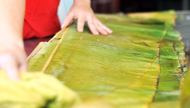 Cận cảnh màn gói chiếc bánh chưng “khủng” dâng Quốc Tổ ảnh 4