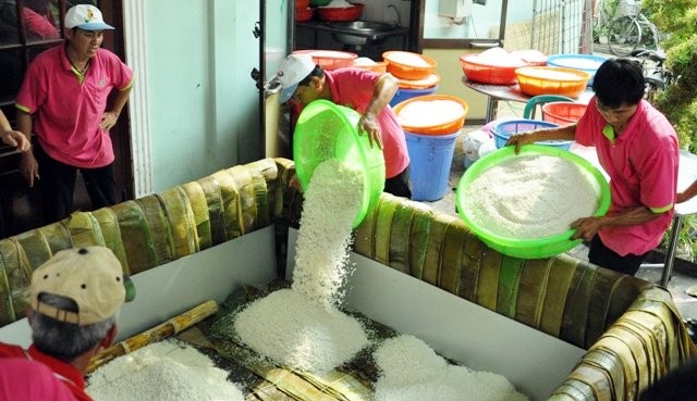 Cận cảnh màn gói chiếc bánh chưng “khủng” dâng Quốc Tổ ảnh 5