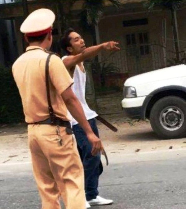 CSGT bắn chỉ thiên khống chế đối tượng vung dao dọa chém ảnh 1