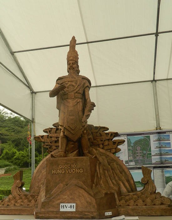 Ba mẫu phác thảo chọn làm tượng đài là vua Hùng đời thứ mấy? ảnh 1