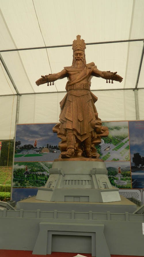 Ba mẫu phác thảo chọn làm tượng đài là vua Hùng đời thứ mấy? ảnh 2