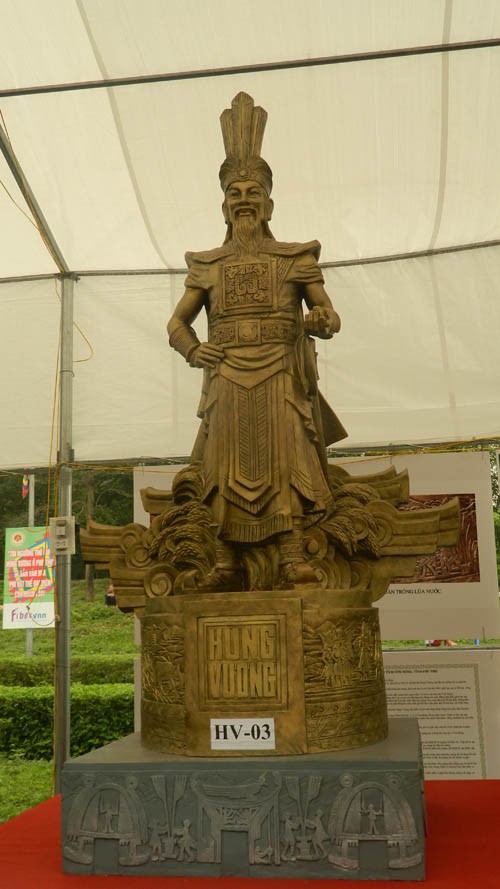 Ba mẫu phác thảo chọn làm tượng đài là vua Hùng đời thứ mấy? ảnh 3