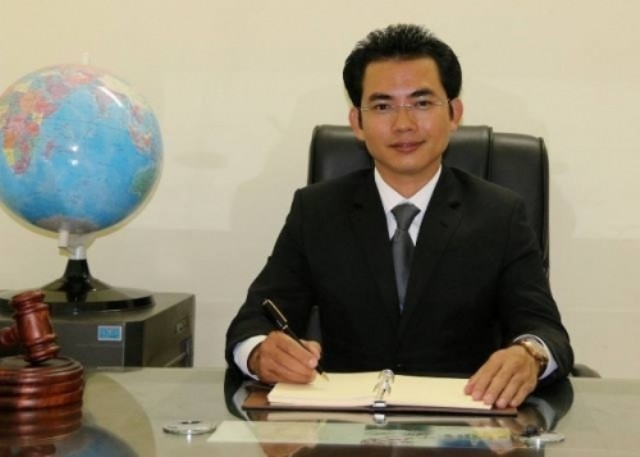 Công an quật ngã người bán hàng rong: Tự vệ hay trái luật? ảnh 2