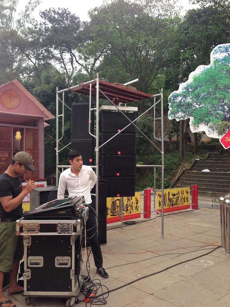 Những hình ảnh xấu tại trung tâm Lễ hội Đền Hùng 2016 ảnh 4