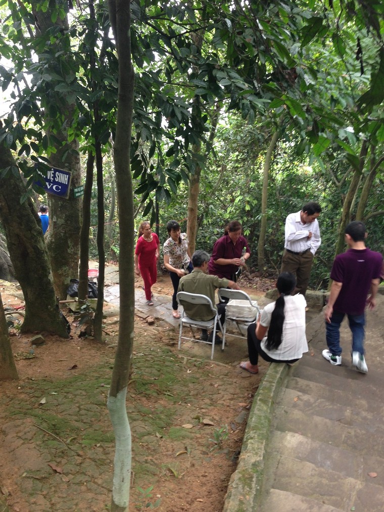 Những hình ảnh xấu tại trung tâm Lễ hội Đền Hùng 2016 ảnh 9