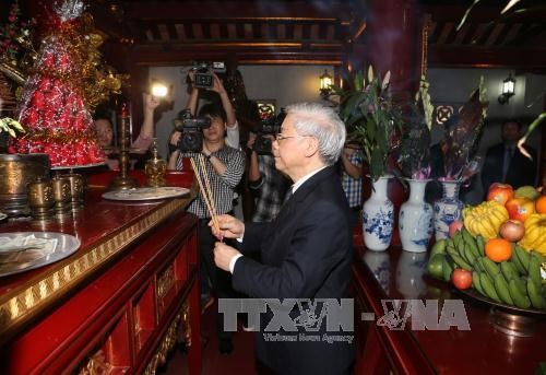 Tổng Bí thư Nguyễn Phú Trọng dâng hương tưởng niệm các Vua Hùng ảnh 2