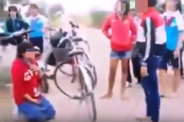 Thiếu nữ ép học sinh lớp 7 quỳ xuống đất, bốc cát ăn ảnh 4