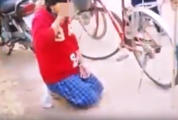 Thiếu nữ ép học sinh lớp 7 quỳ xuống đất, bốc cát ăn ảnh 2