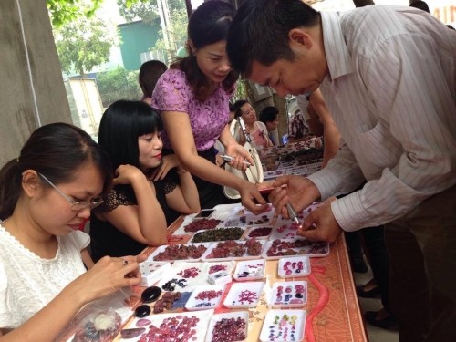 Mãn nhãn với đá quý cả tỷ đồng khi đến 'phố ngọc' ở Yên Bái ảnh 5