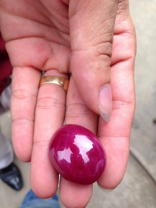 Mãn nhãn với đá quý cả tỷ đồng khi đến 'phố ngọc' ở Yên Bái ảnh 2