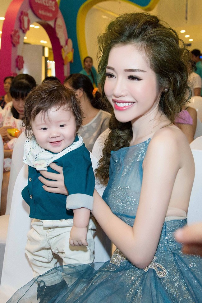 Elly Trần ôm ấp quý tử nhỏ thành tâm điểm giữa lượng fan khổng lồ ảnh 2