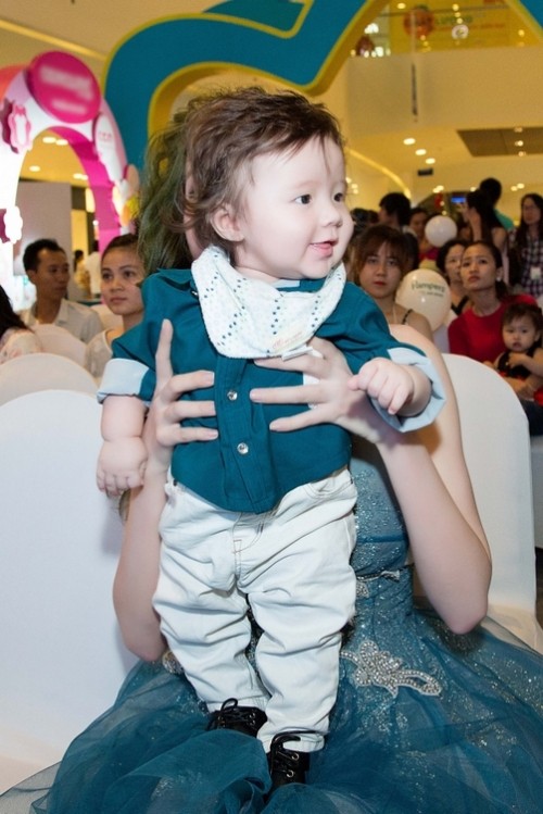 Elly Trần ôm ấp quý tử nhỏ thành tâm điểm giữa lượng fan khổng lồ ảnh 5