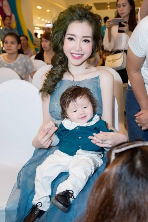 Elly Trần ôm ấp quý tử nhỏ thành tâm điểm giữa lượng fan khổng lồ ảnh 4