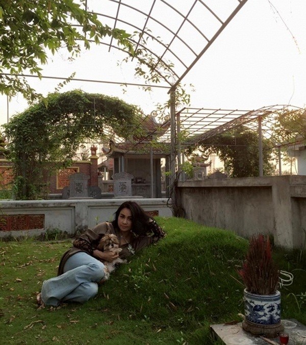 Thanh Lam gối đầu nằm bên mộ cha khiến nhiều người xúc động ảnh 2