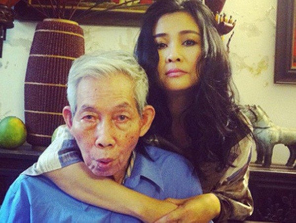 Thanh Lam gối đầu nằm bên mộ cha khiến nhiều người xúc động ảnh 4