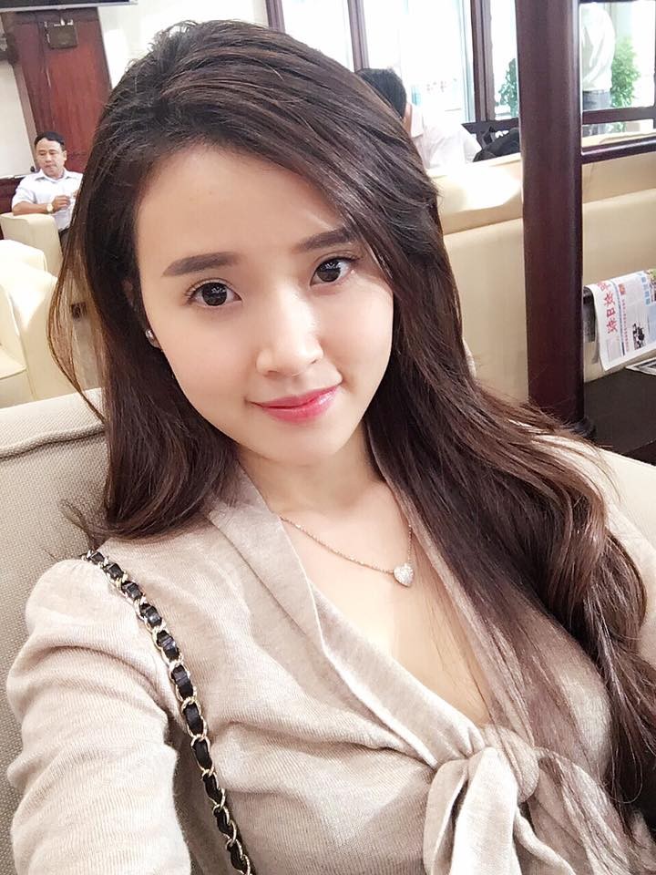 Phan Thành 'quẩy tưng bừng' thân thiết bên gái lạ trong đêm ảnh 7