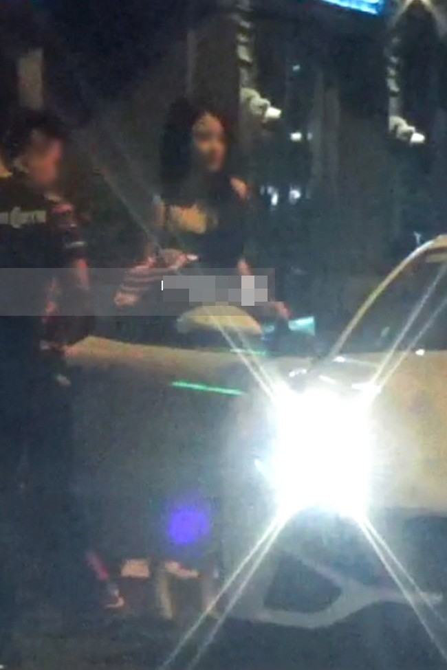 Phan Thành 'quẩy tưng bừng' thân thiết bên gái lạ trong đêm ảnh 4