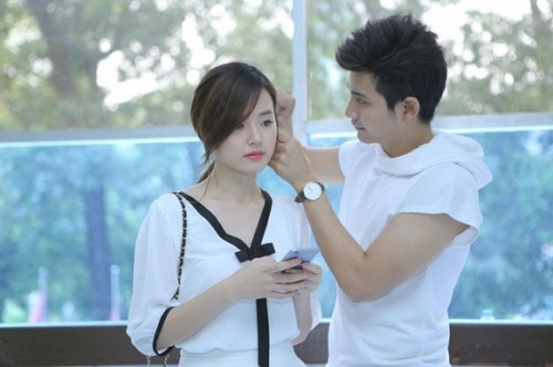 Phan Thành 'quẩy tưng bừng' thân thiết bên gái lạ trong đêm ảnh 6