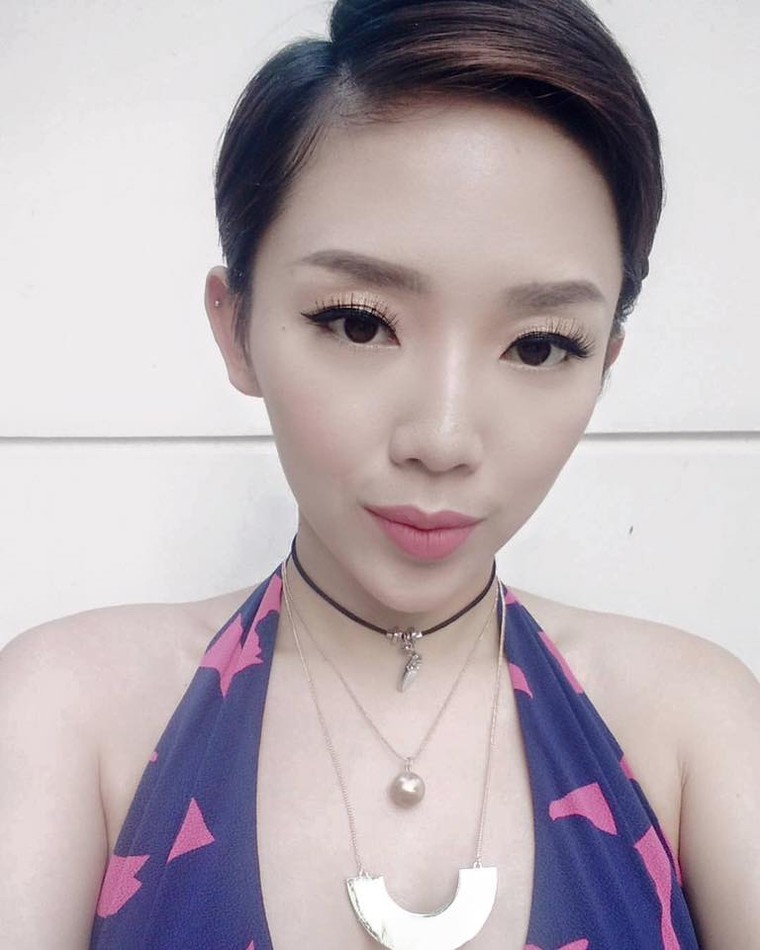 Tóc Tiên khoe chân thon dài đầy sẹo thâm tím với quần short ngắn ảnh 2