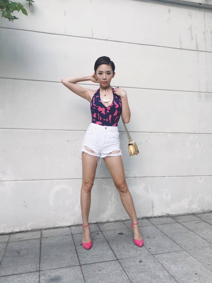 Tóc Tiên khoe chân thon dài đầy sẹo thâm tím với quần short ngắn ảnh 3