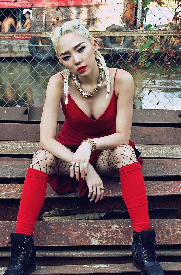 Tóc Tiên khoe chân thon dài đầy sẹo thâm tím với quần short ngắn ảnh 9