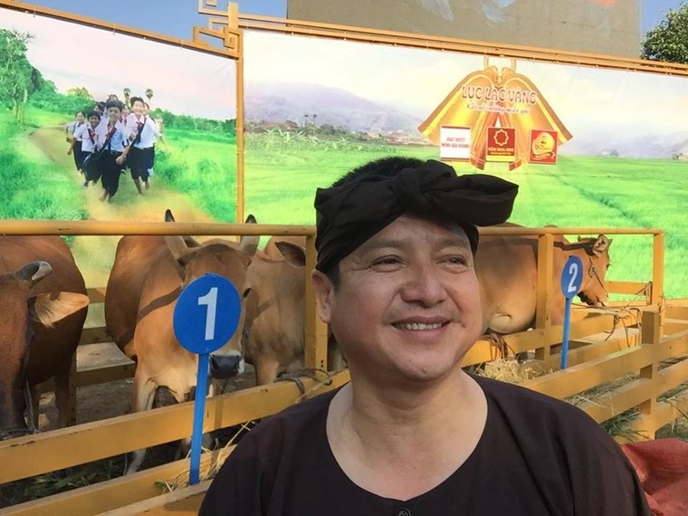 Chí Trung chân chất thế Minh Béo trao bò Lục lạc vàng cho bà con ảnh 3