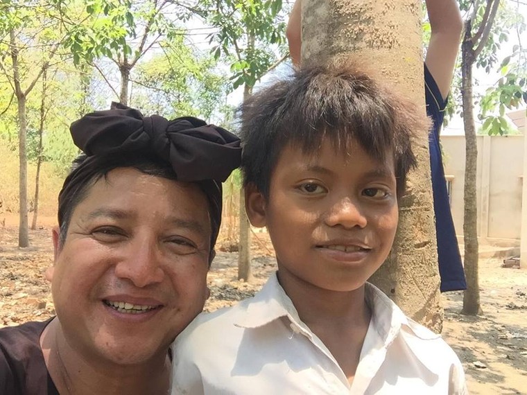 Chí Trung chân chất thế Minh Béo trao bò Lục lạc vàng cho bà con ảnh 8