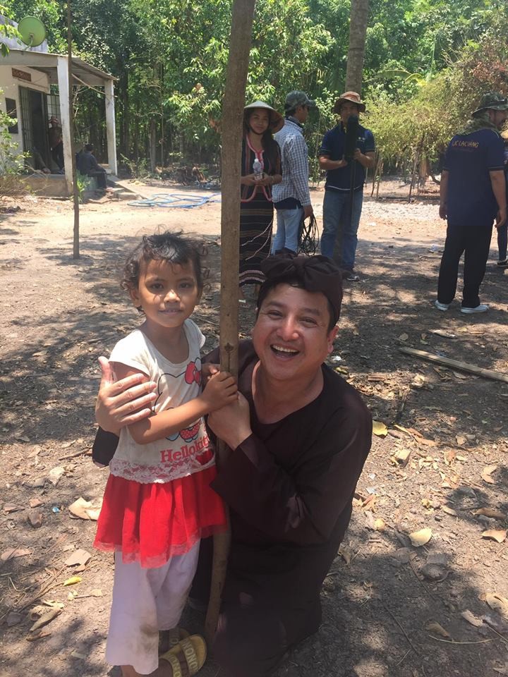 Chí Trung chân chất thế Minh Béo trao bò Lục lạc vàng cho bà con ảnh 7