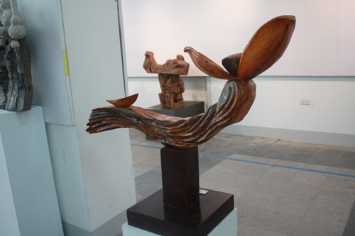 'Tái sinh' cây gạo 300 năm tuổi bằng nghệ thuật điêu khắc ảnh 4